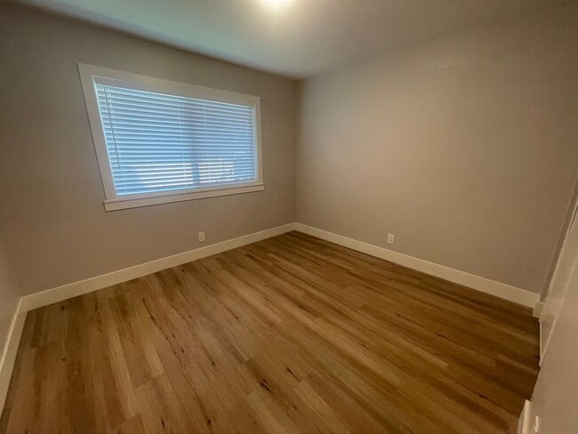 Building Photo - Beautifully Updated Townhouse in Madison V...