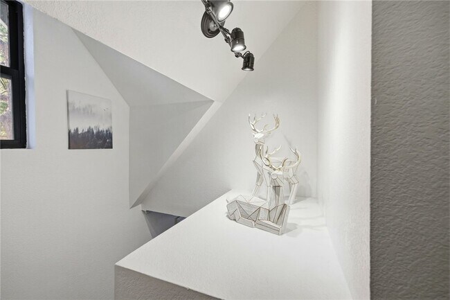 Building Photo - 528 Brentwood Dr