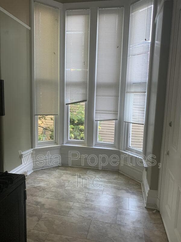 Building Photo - 514 W Oak St