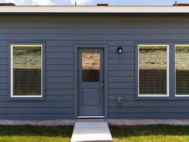 Building Photo - 216 Ayla Marie Cove