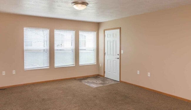 Building Photo - Deer Hollow Apartments