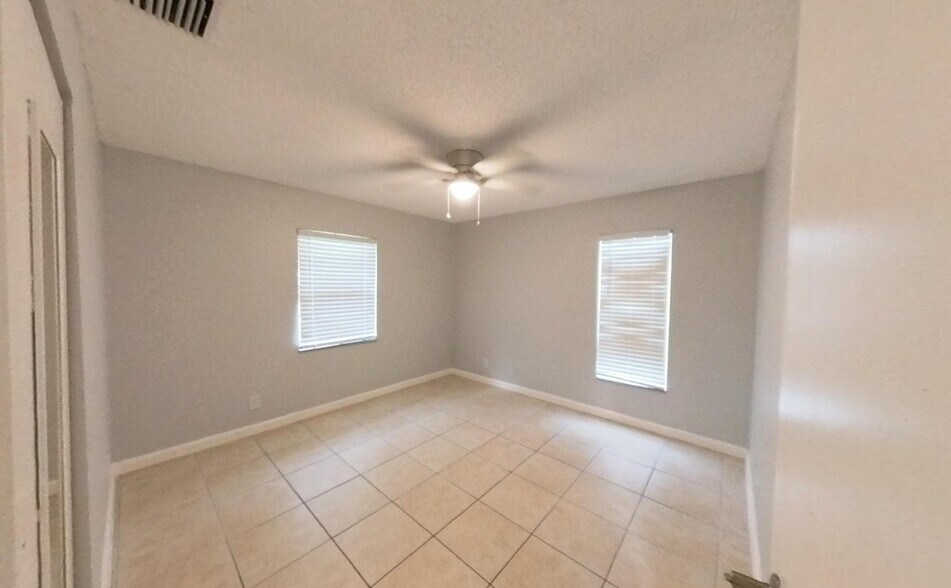 Building Photo - 141 NE 17th Ct