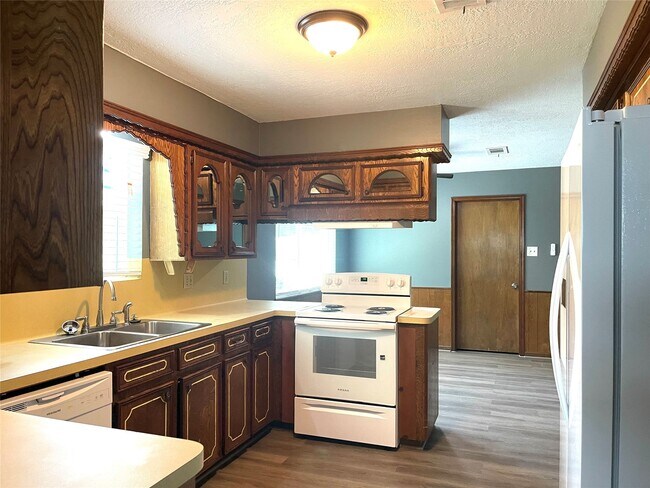 Building Photo - 9626 Hearthwood Dr