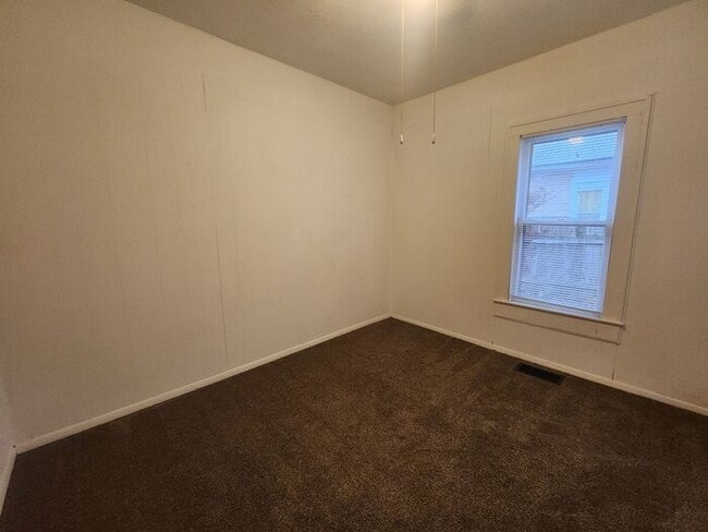 Building Photo - 2 Bedroom Home in Clinton