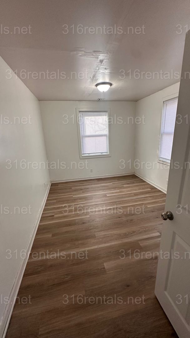 Building Photo - $1000 - 3 bed 1 bath - Single Family Home