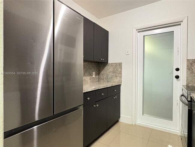 Building Photo - 527 SW 9th Ave