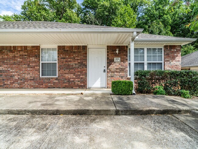 Building Photo - 1102 NW Lincoln Ct