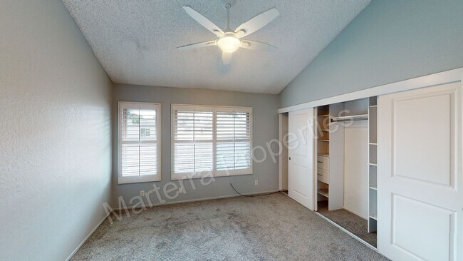 Building Photo - Beautiful 2 Bed/2.5 Bath Townhome