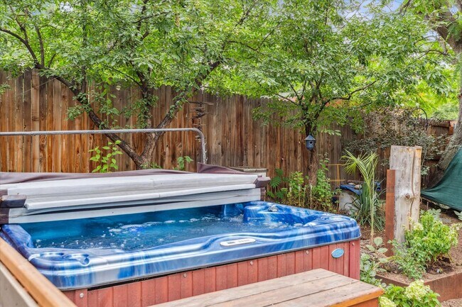 Building Photo - Furnished or unfurnished updated single family home in The Highlands.