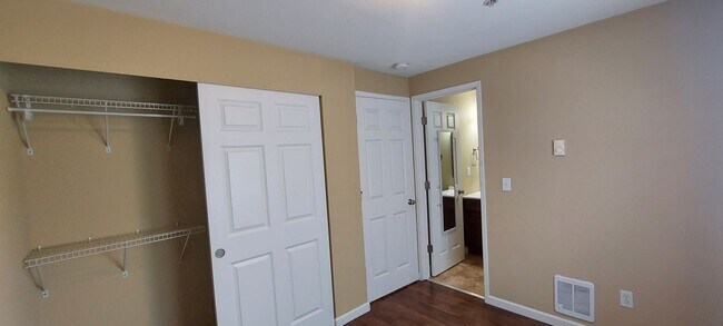 Building Photo - Lovely 1 Bedroom Apartment in the Lettered Streets District