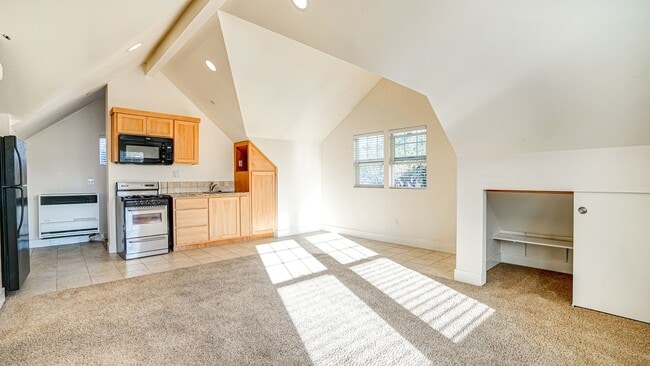 Building Photo - Studio Downtown Petaluma w/1 Car Garage an...