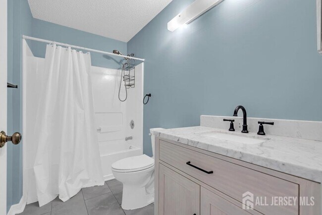 Building Photo - 66 Iroquois Dr