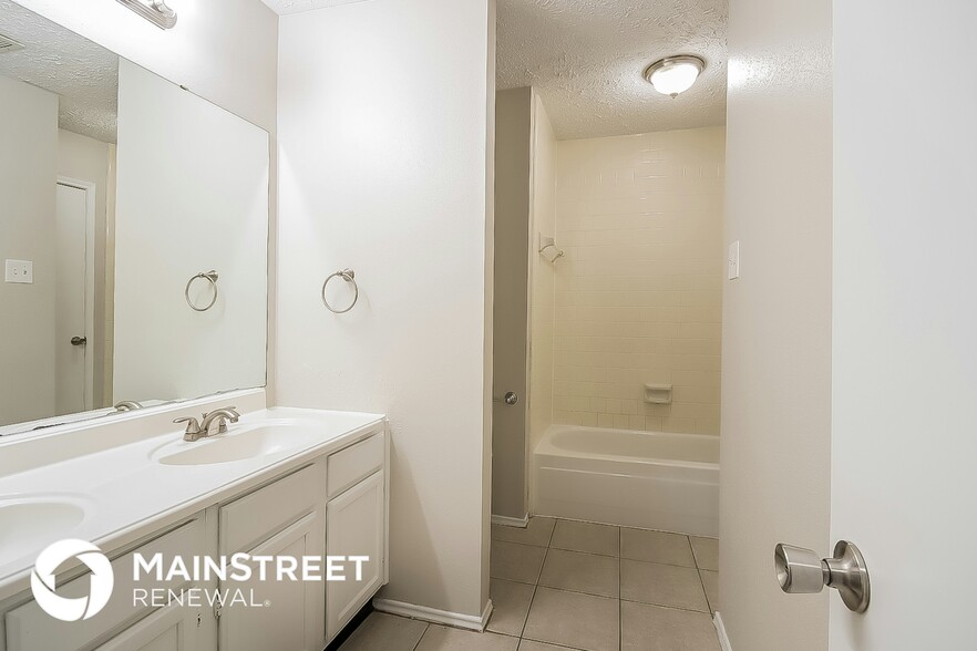 Building Photo - 7003 Oakmantle Dr