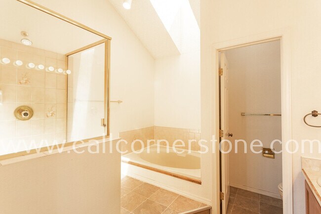 Building Photo - 940 Royal Crown Ln