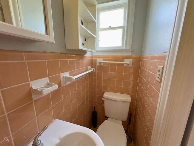 Building Photo - Adorable 3 bed 2 bath home in Brook Village!