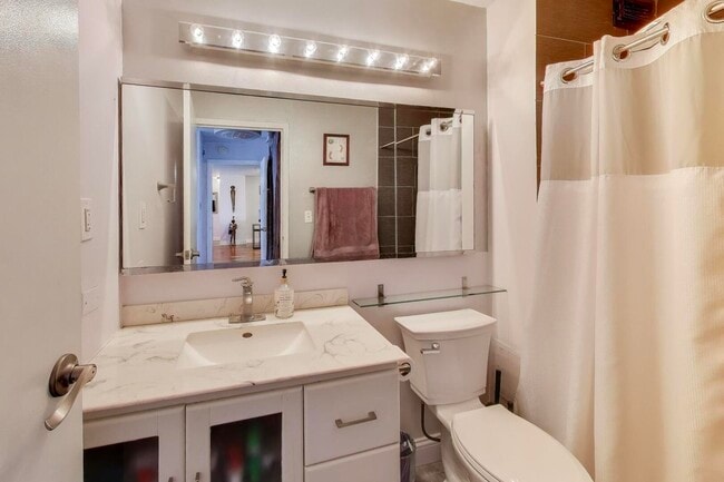 Building Photo - 3150 N Sheridan Rd