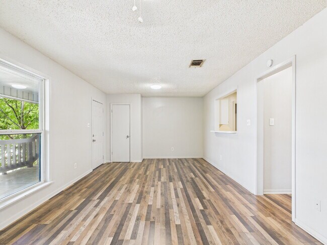 Building Photo - 2/1 Upstairs Unit Ready Now
