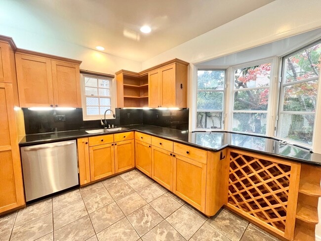 Building Photo - Charming Two Story Home in Belmont Shore near 2nd Street