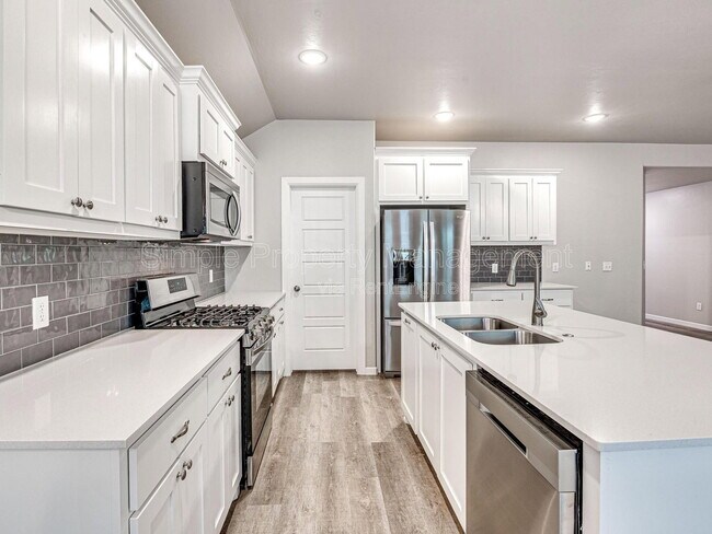 Building Photo - 400 Fallview Ct