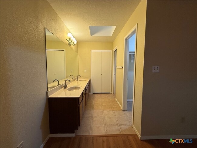 Building Photo - 758 Briarbend Dr