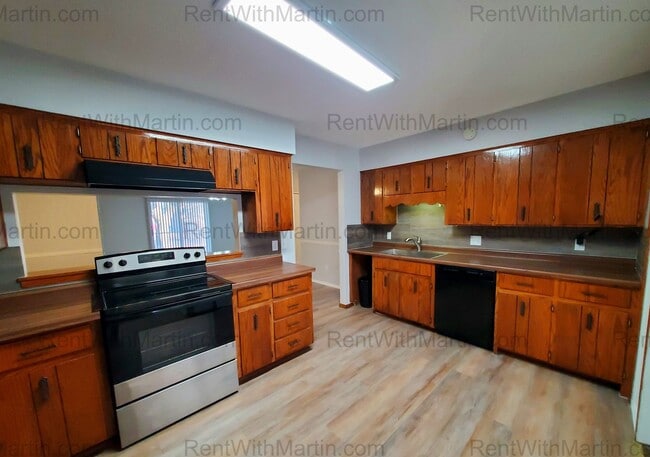 Building Photo - 780 Russell Rd