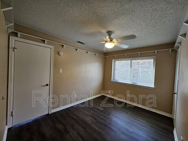 Building Photo - 1405 Paintbrush St