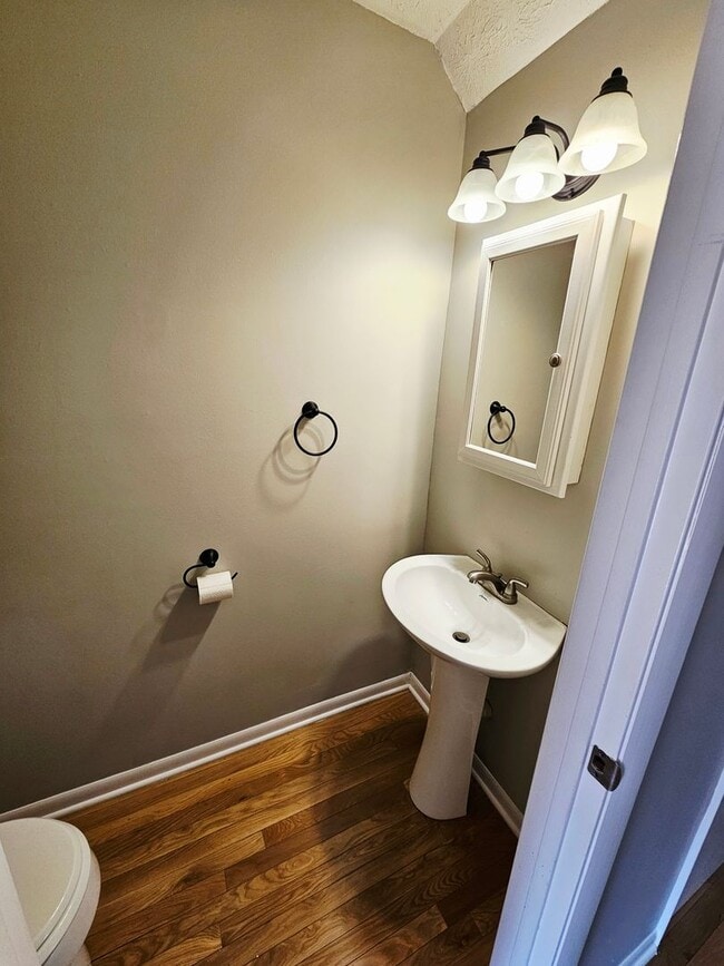 Building Photo - MOVE-IN READY! 2BR Townhome in Clintonville near OSU – W/D, Parking, Pet Friendly