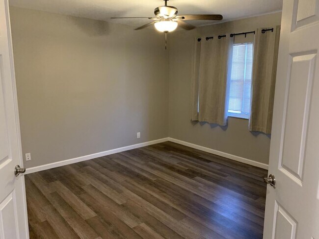 Building Photo - 1548 SE Royal Green Cir