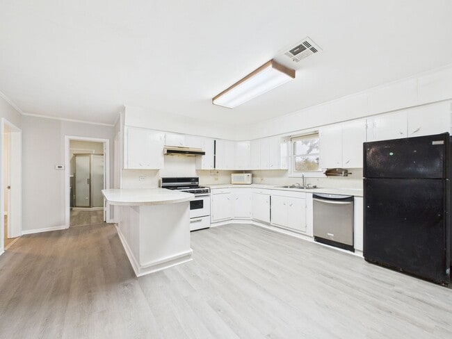 Building Photo - COMING SOON! 2 bed 2 bath home!