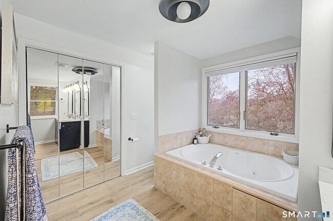 Building Photo - 14 Shore Rd