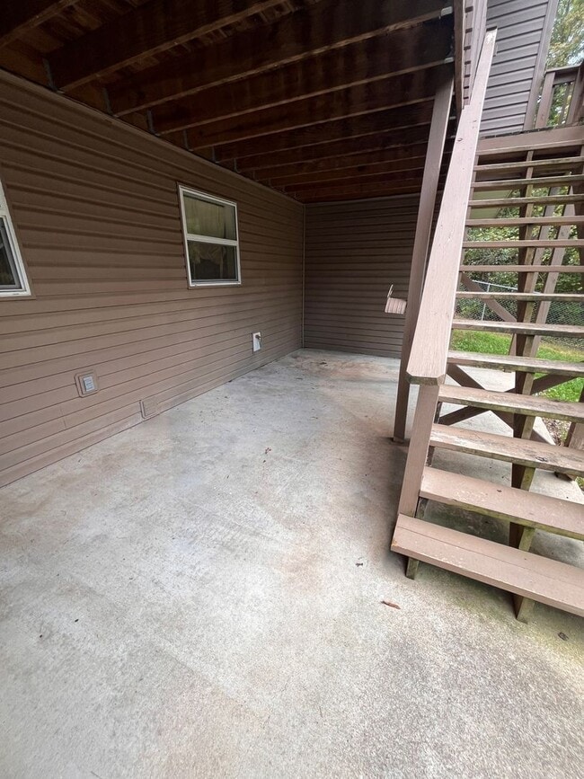 Building Photo - LARGE 4/3 with so much to offer! Waynesvil...