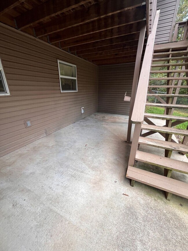 Building Photo - LARGE 4/3 with so much to offer! Waynesville School District