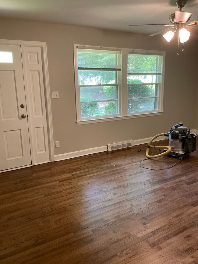 Building Photo - **COMING SOON! Beautiful Remodel In Progre...