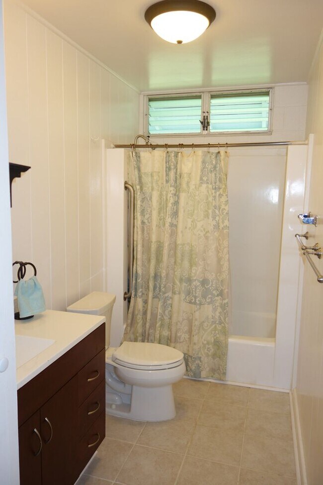 Building Photo - 3 BD / 1.5 BA Home in Waialua!