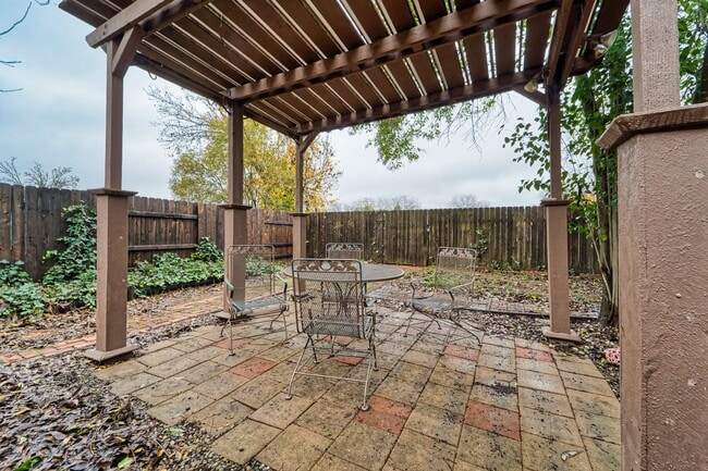 Building Photo - Sweet 3-Bedroom With a Fireplace Vibe