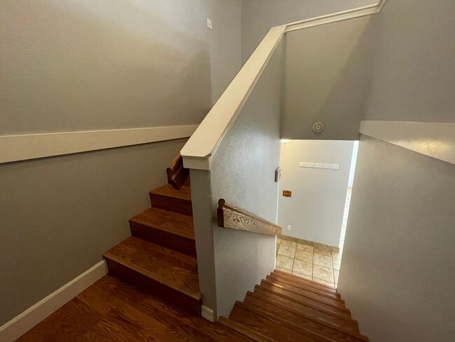 Building Photo - SE Home 3Bd/2.5Ba Home Close to the Willamette River off McLoughlin Blvd. 2 Car Garage and Washer...