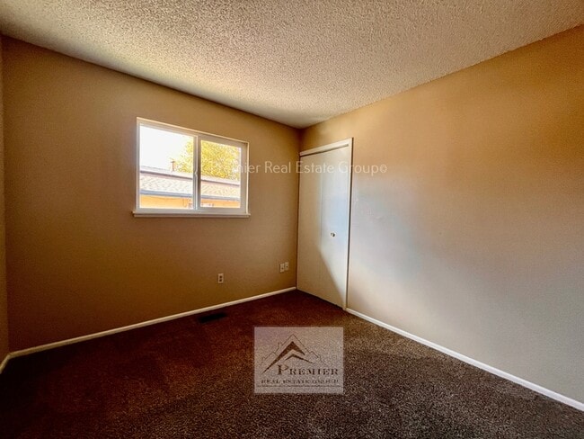 Building Photo - 1854 Saratoga Dr