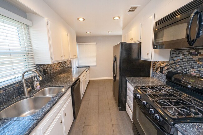 Building Photo - 3BR/2BA home with bonus room & additional ...