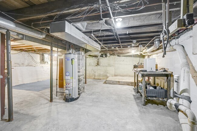 Building Photo - 139 Mosser St