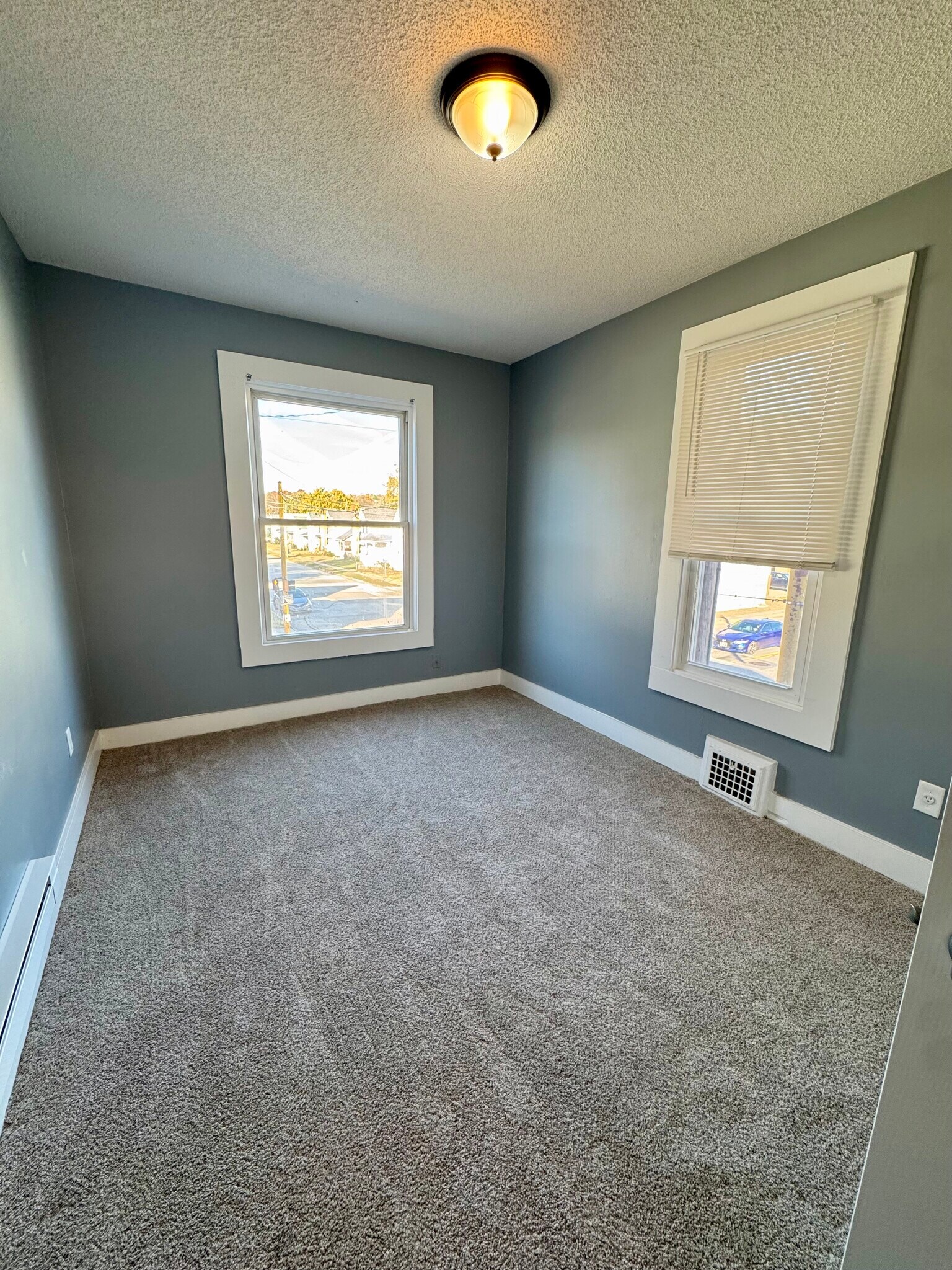 Building Photo - 627 N Division St