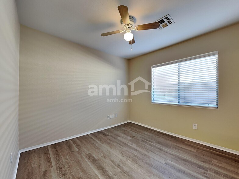 Building Photo - 6323 W Winslow Ave