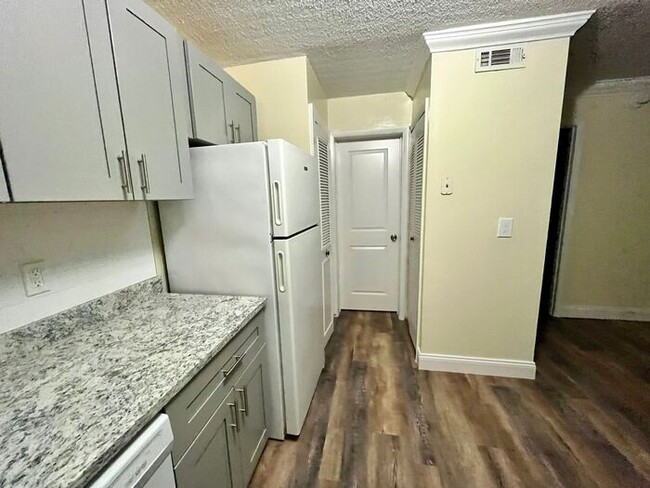 Building Photo - 1 Bedroom 2nd Floor Condo in East Orlando with Laminate Flooring and Scenic Balcony View!
