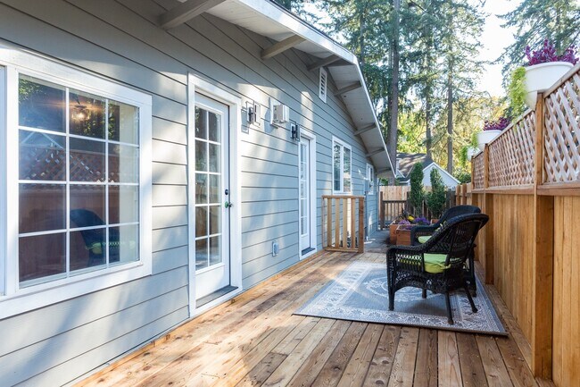 Building Photo - Gorgeous Lake Oswego Remodeled Cottage