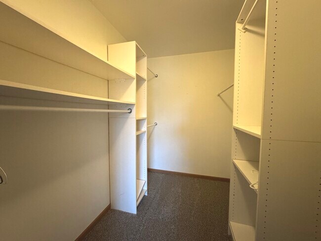 Building Photo - 727 Elm Ln