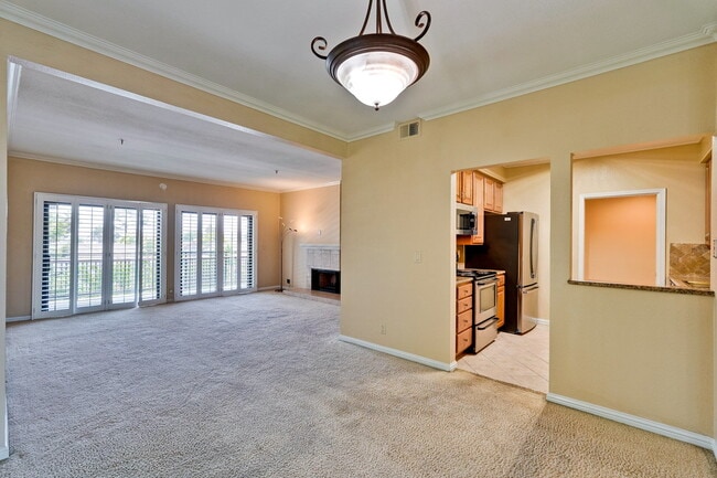 Building Photo - Large, Comfy 2BR, 2BA Condo with Convenient Location