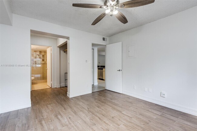 Building Photo - 650 S Park Rd