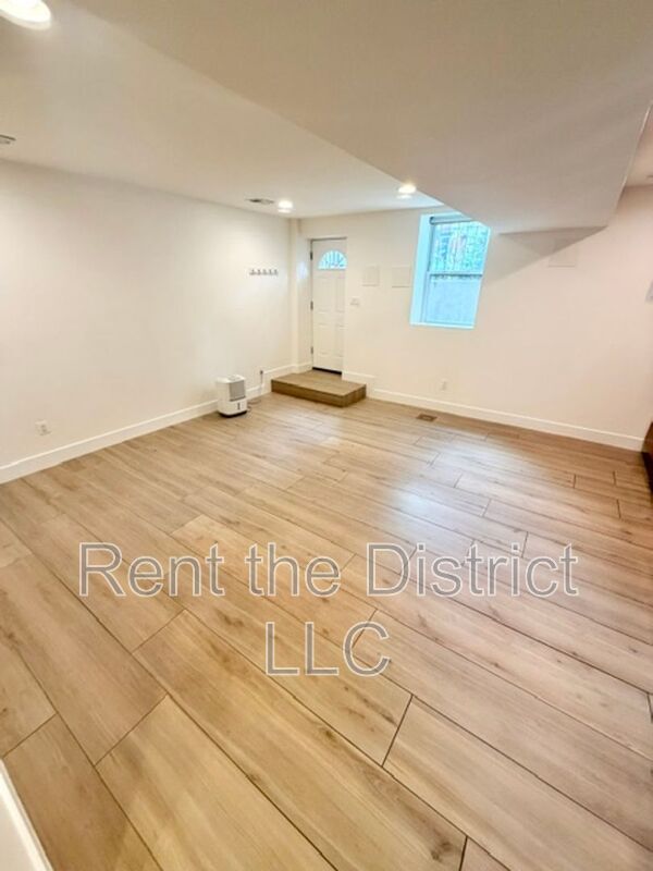 Building Photo - 605 Kenyon St NW