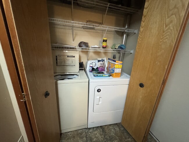 Building Photo - Charming 2-Bed Townhouse Retreat in Woodbury Spacious 1080 Sq Ft with 1 Bath.