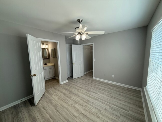 Building Photo - Move in Ready Three Bedroom Townhome in We...