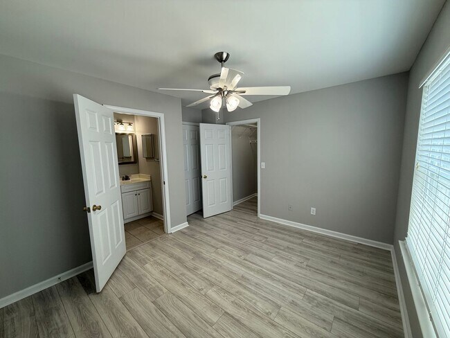 Building Photo - Move in Ready Three Bedroom Townhome in West Ashley